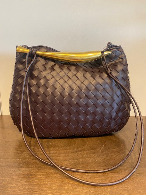 LARGE GOLD HANDLE WOVEN BAG - Brown