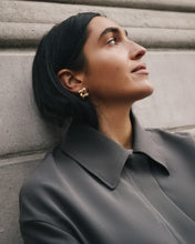 SMALL WOVEN SQUARE EARRINGS - Gold