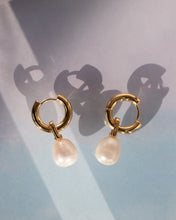 WHITE PEARL AMALFI HUGGIES - Gold