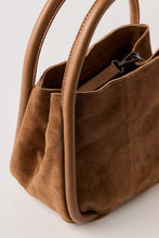 BARLOW SUEDE BUCKET BAG - Cognac