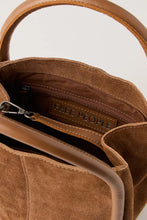 BARLOW SUEDE BUCKET BAG - Cognac